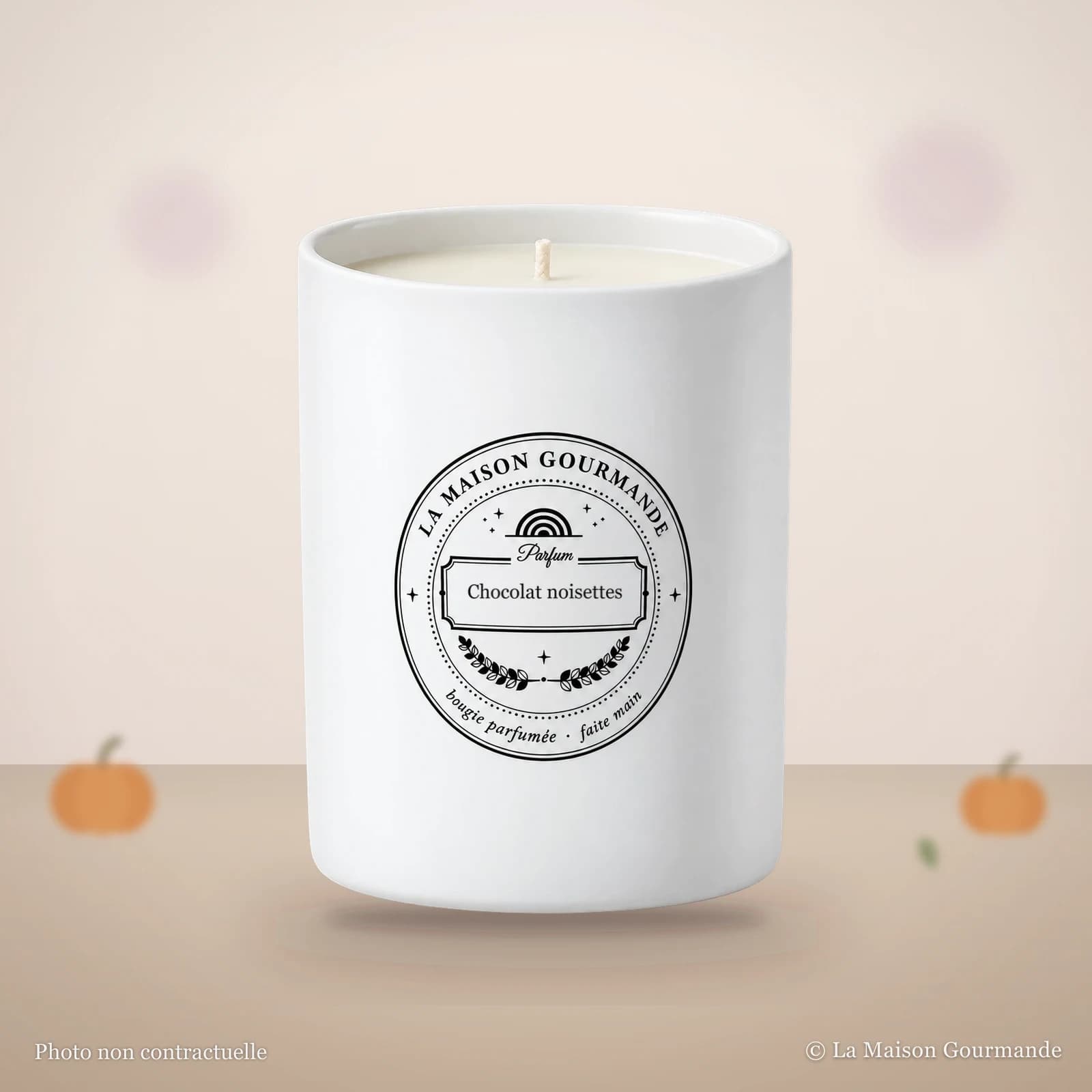 La Féerie Noisettée — bougie parfumée Chocolat noisettes, pot blanc mat, sans couvercle